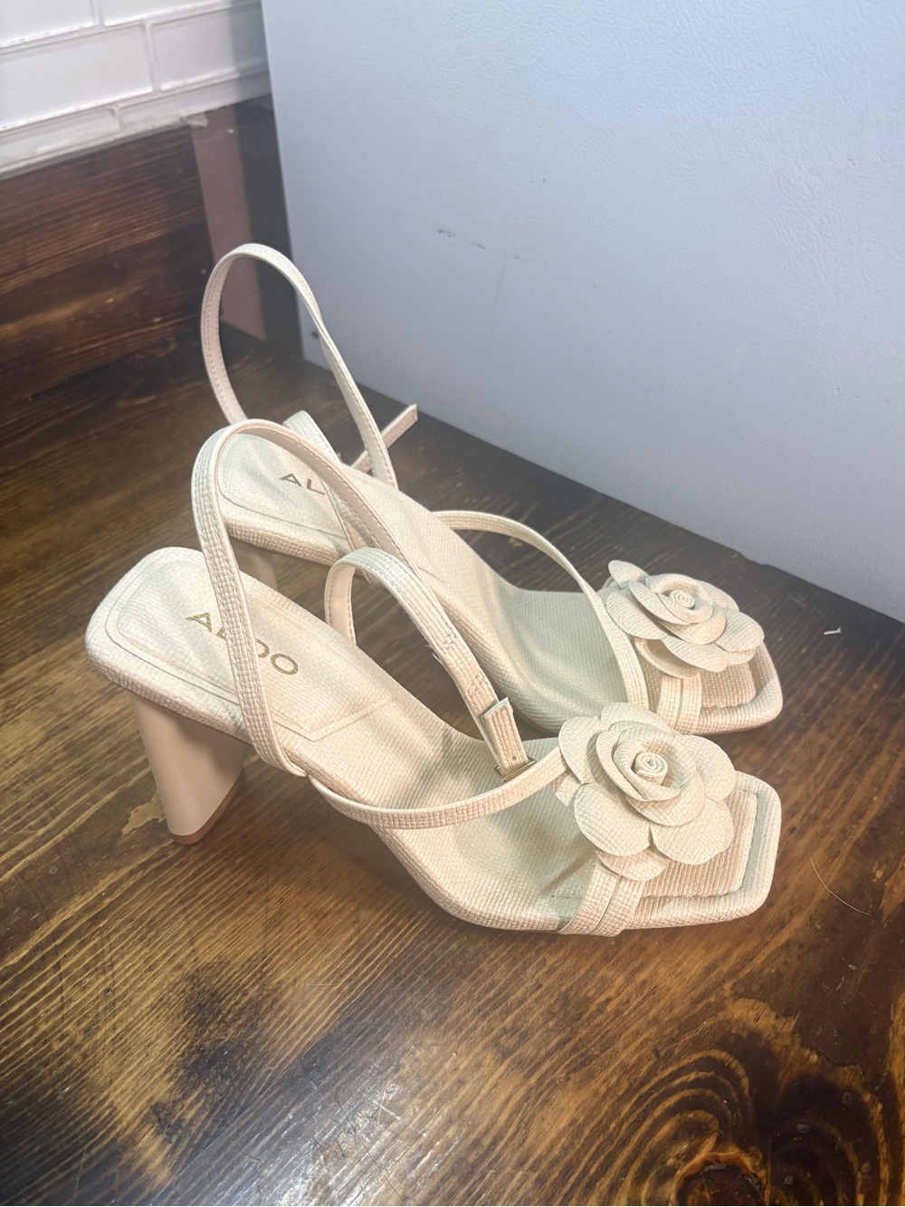 Aldo tan floral strappy chunky heels size 5.5